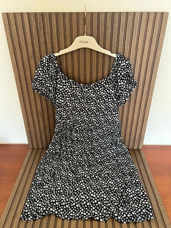 Vestido Curto Floral de Manga Curta em Preto e Branco